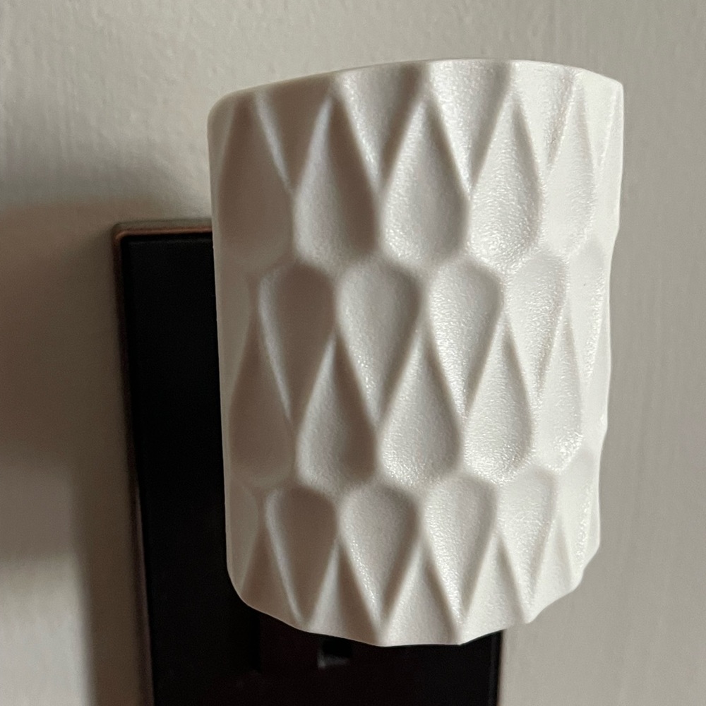 Yankee Candle white wall plug in.